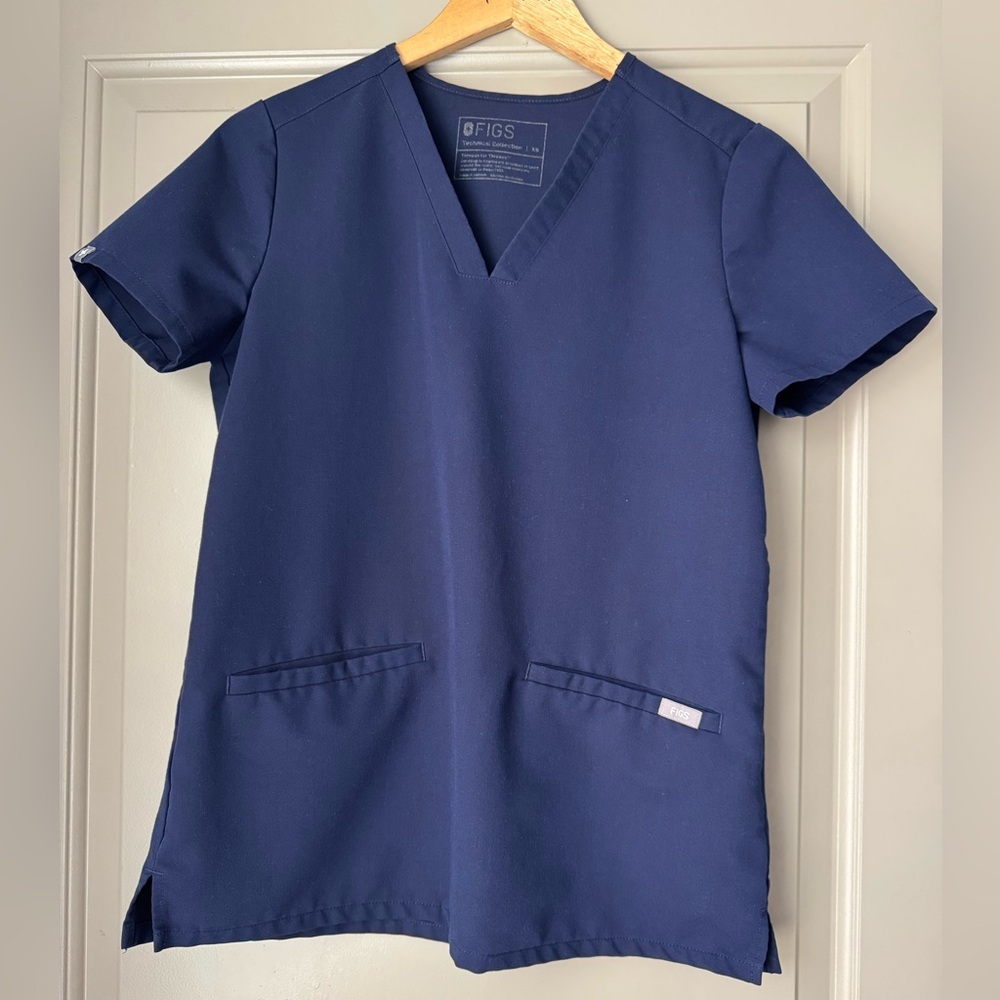 Figs Casma Three-Pocket Technical Collection XS Scrub Top in Navy